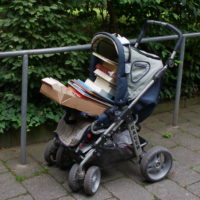 Kinderwagen mit Büchern